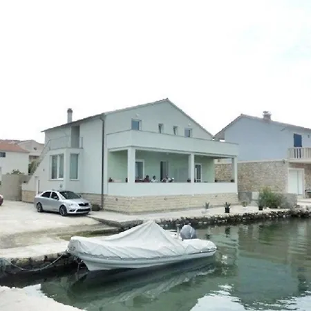 Denko By The Sea Apartman *